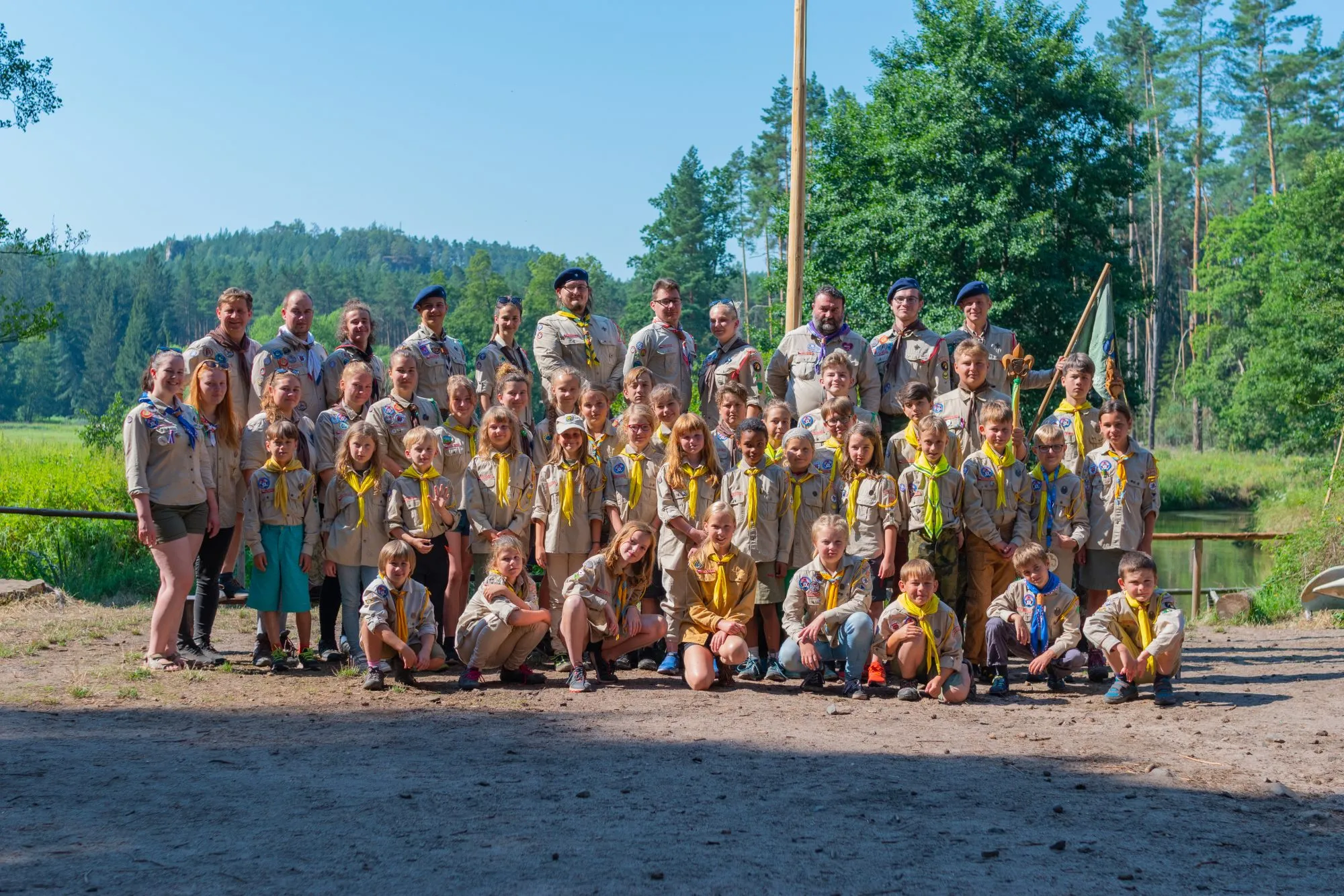 Skupinová fotka, skautský tábor 12 úkolů pro Asterixe, 2020, Hradčany u Mimoně, oddíl Surikaty Líbeznice