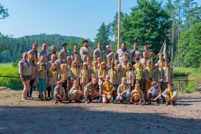 Skupinová fotka, skautský tábor 12 úkolů pro Asterixe, 2020, Hradčany u Mimoně, oddíl Surikaty Líbeznice