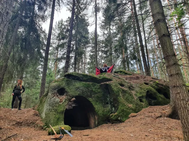 Elfové očekávají příchod dětí, skautský tábor Hobit, 2022, Hradčany u Mimoně, oddíl Surikaty Líbeznice