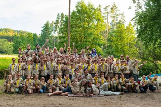 Skupinová fotka, skautský tábor Hobit, 2022, Hradčany u Mimoně, oddíl Surikaty Líbeznice