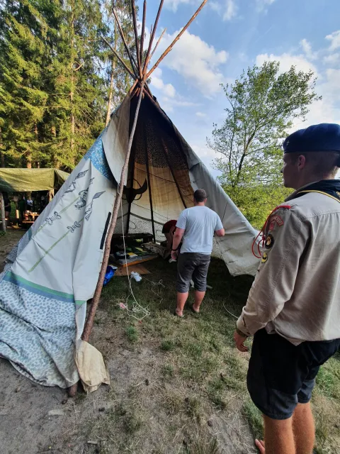 Stavba dalšího teepee, skautský tábor Hobit, 2022, Hradčany u Mimoně, oddíl Surikaty Líbeznice