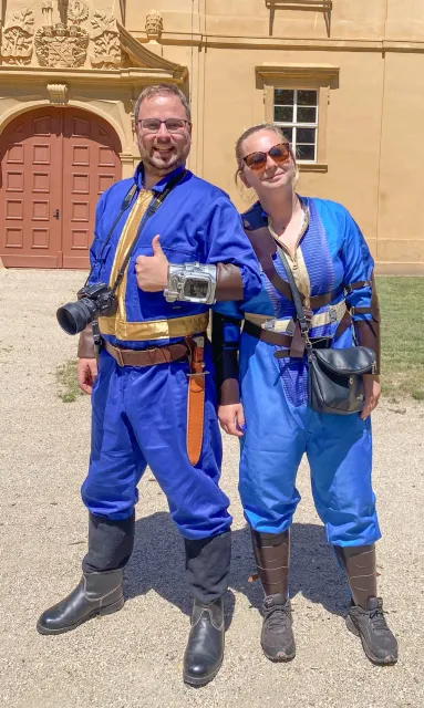 T. B. a Kremrole ve vault jumpsuitech, skautský tábor Fallout, 2025, Hradčany u Mimoně, oddíl Surikaty Líbeznice