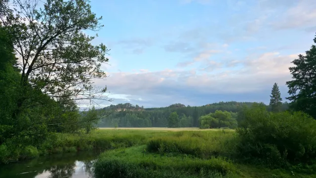Panorama Ploučnice, pohled na hory, 2025, tábořiště v Hradčanech u Mimoně, oddíl Surikaty Líbeznice