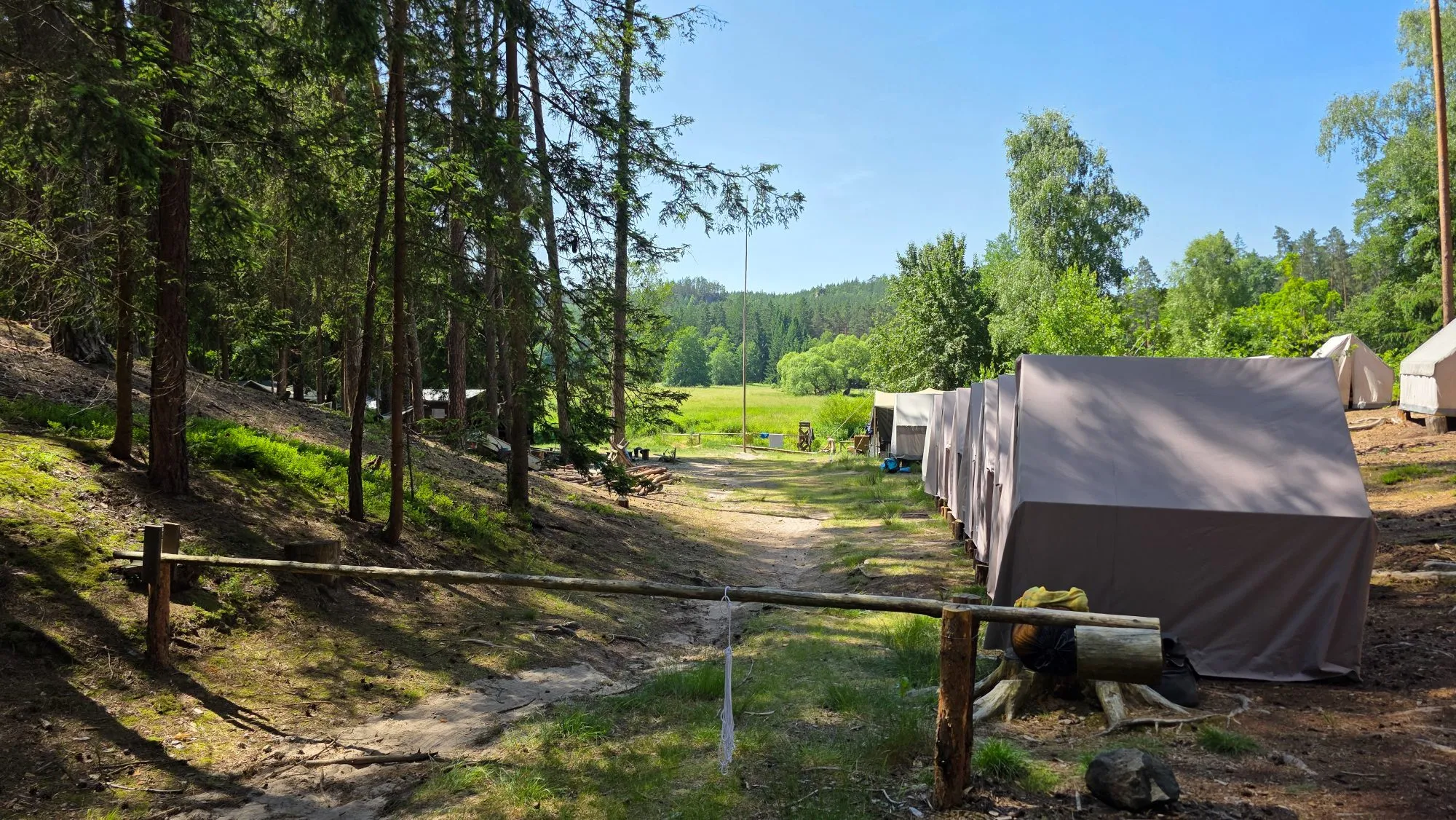 Pohled od brány směrem na Ploučnici, 2025, tábořiště v Hradčanech u Mimoně, oddíl Surikaty Líbeznice